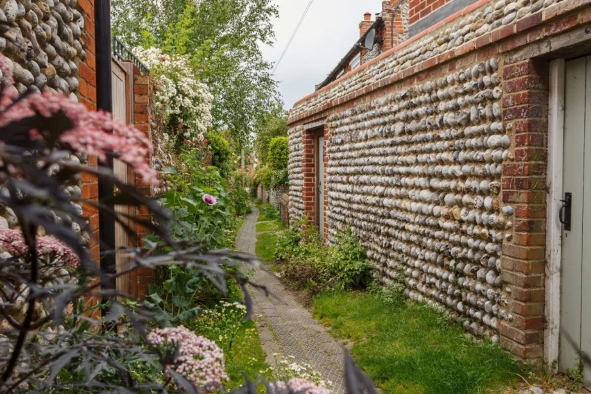 The Retreat entrance from picturesque footpath