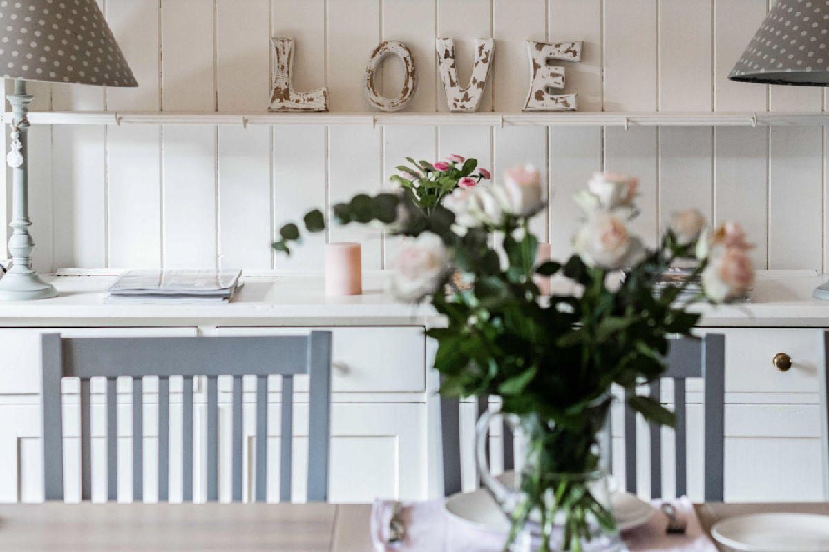 Starlight roses on table